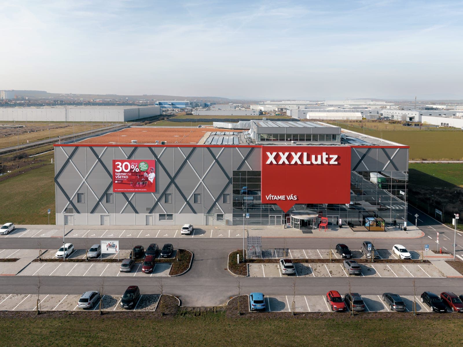 Möbelhaus XXXLutz Nitra mit Parkplatz, Drohnenaufnahme